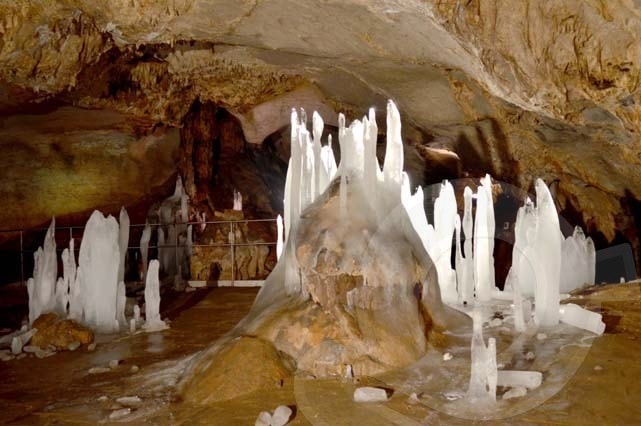 Пещера Леденика